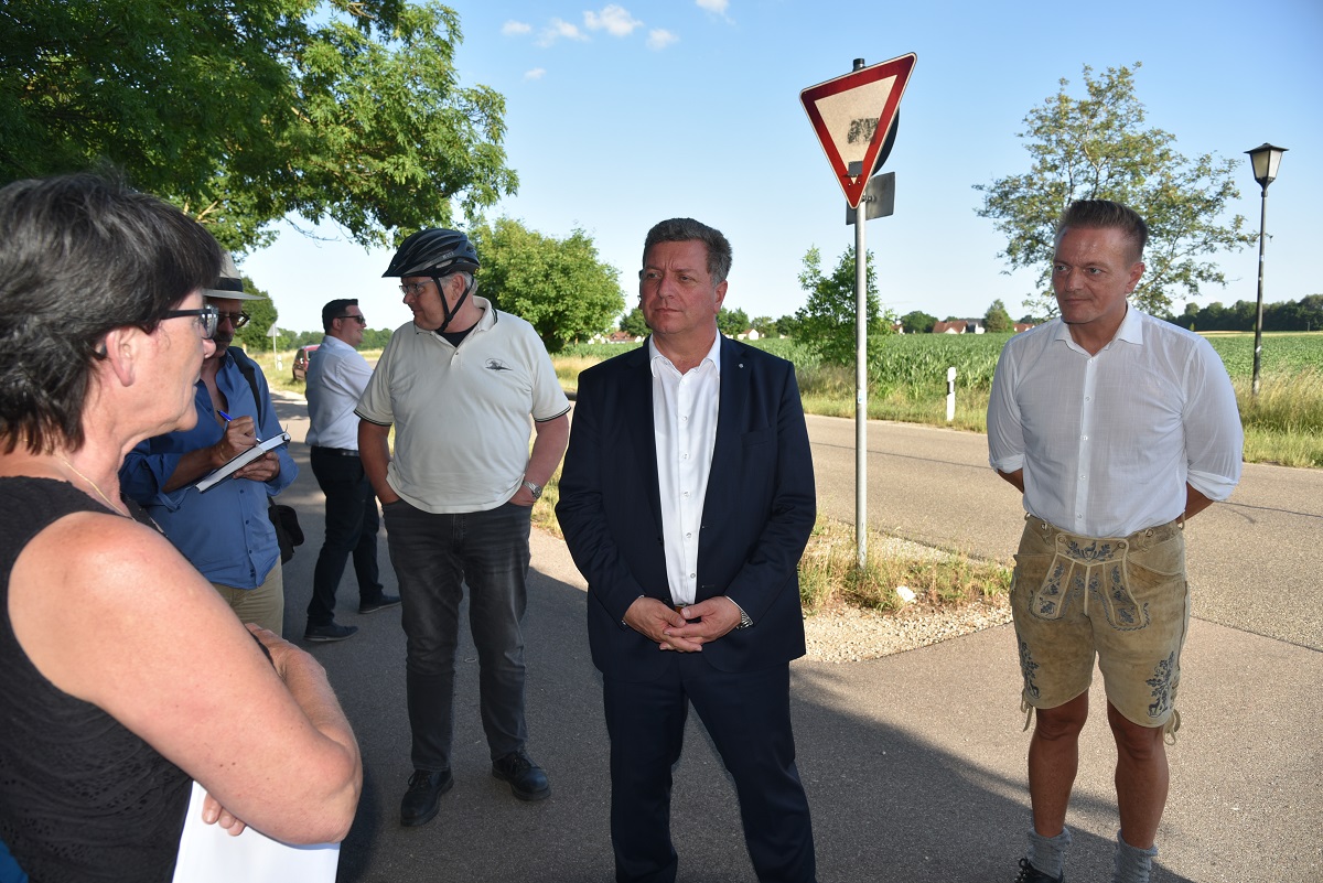 Im Juni kamen Vertreter von Bürgerinitiativen sowie CSU-Mandatsträger u.a. Ortsvorsitzende Birgid Neumayr (links) sowie MdL Karl Straub (rechts) mit Staatsminister Christian Bernreiter (2. von rechts) bei einem Ortstermin nahe Manching zusammen.